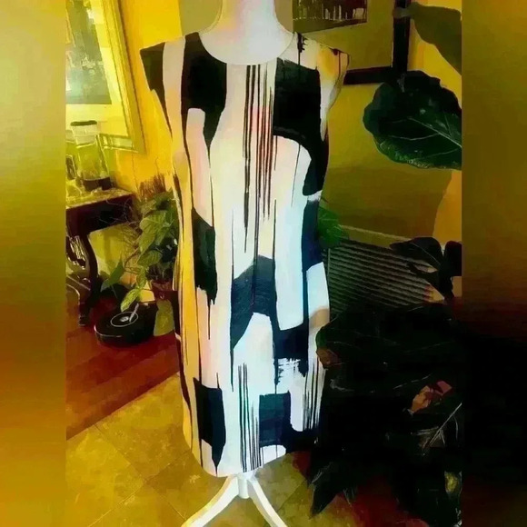 DKNY dress size 8 Fully lined excellent condition. No flaws or imperfections. - Picture 10 of 14